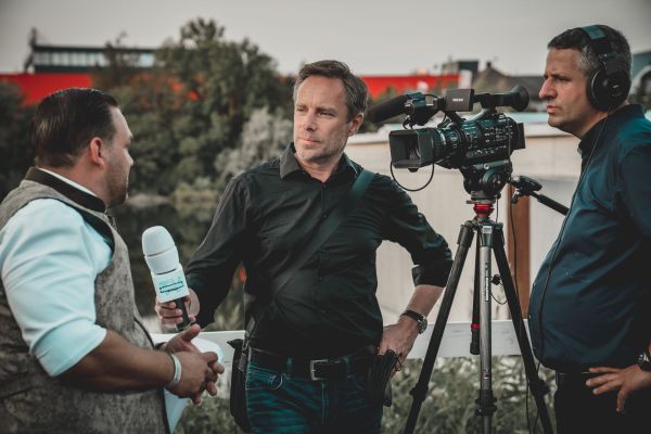 Impact des Médias sur l'Égalité des Chances : Décryptage et Perspectives